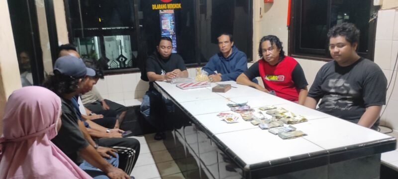 Para terduga pelaku saat diamankan di Mapolsek Tanete Riattang, Kamis malam, 23 April 2026.