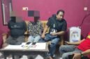 Polisi saat melakukan interogasi terhadap dua pelaku penyalahgunaan narkotika.