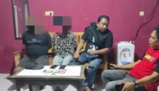 Polisi saat melakukan interogasi terhadap dua pelaku penyalahgunaan narkotika.