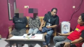 Polisi saat melakukan interogasi terhadap dua pelaku penyalahgunaan narkotika.