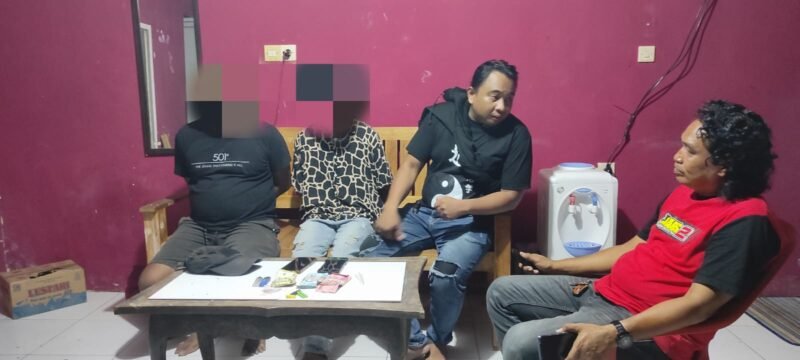 Polisi saat melakukan interogasi terhadap dua pelaku penyalahgunaan narkotika.
