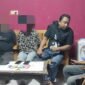 Polisi saat melakukan interogasi terhadap dua pelaku penyalahgunaan narkotika.
