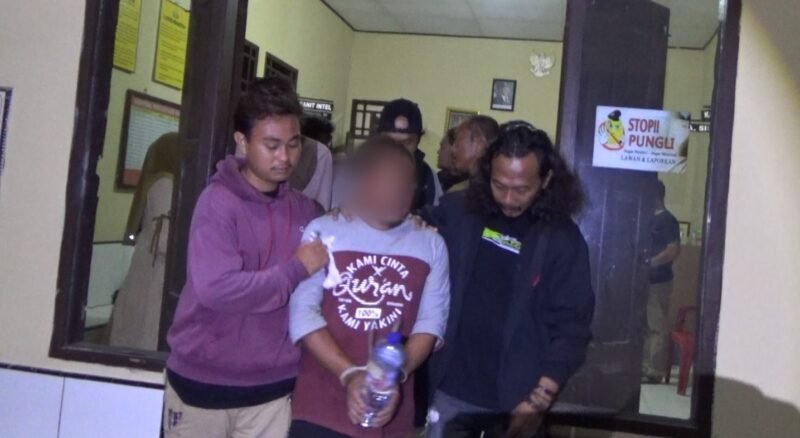 Sat Intelkam Polres Bone saat menjemput terduga pelaku di Polsek Bengo, Minggu malam, 25/4/2026.