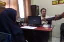 Terduga Pelaku saat dimintai keterangan oleh penyidik Polsek tanete Riattang, Minggu, 26/4/2026.