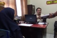 Terduga Pelaku saat dimintai keterangan oleh penyidik Polsek tanete Riattang, Minggu, 26/4/2026.