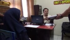 Terduga Pelaku saat dimintai keterangan oleh penyidik Polsek tanete Riattang, Minggu, 26/4/2026.