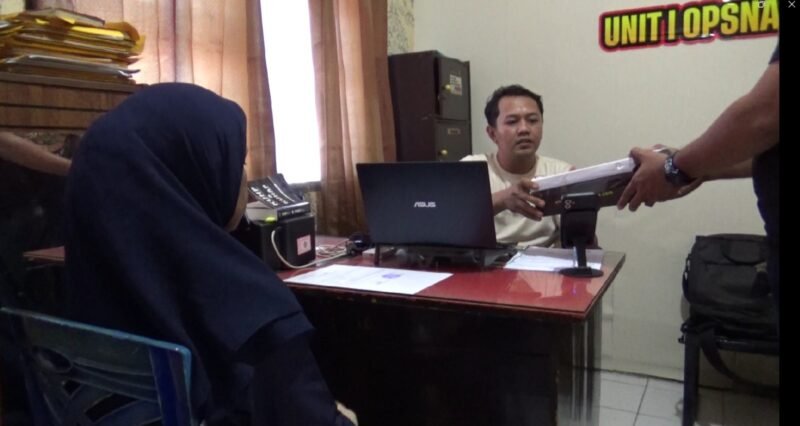 Terduga Pelaku saat dimintai keterangan oleh penyidik Polsek tanete Riattang, Minggu, 26/4/2026.