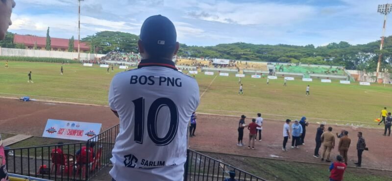Eko Wahyudi, manager Tim  Kec. Tanete Riattang saat menyaksikan langsung pertandingan Beramal Cup, di Stadion Lapatau Bone.