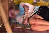 Tangkapan layar Video, Saat korban di evakuasi oleh pihak keluarga di rumah kosong.