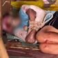 Tangkapan layar Video, Saat korban di evakuasi oleh pihak keluarga di rumah kosong.