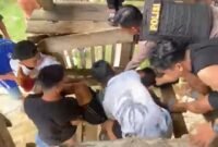 Foto : Tangkapan layar video korban saat di evakuasi warga.