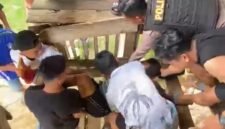 Foto : Tangkapan layar video korban saat di evakuasi warga.