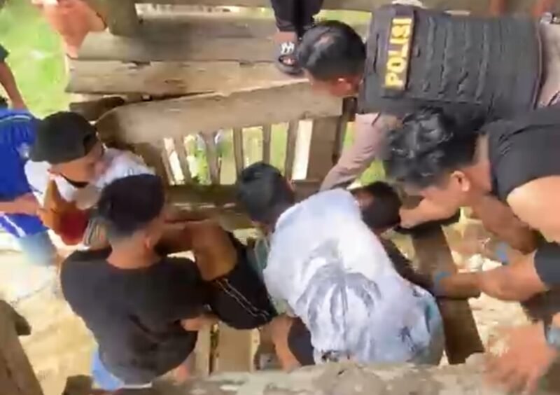 Foto : Tangkapan layar video korban saat di evakuasi warga.