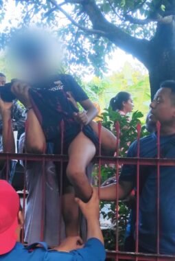 Bocah SD di Bone Tertancap Pagar Sekolah Saat Bermain, Damkar Lakukan Evakuasi