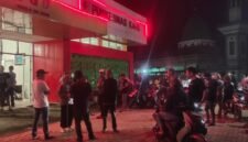 Foto : Situasi di depan Puskesmas Kahu.Sabtu malam, 30//5/2026.