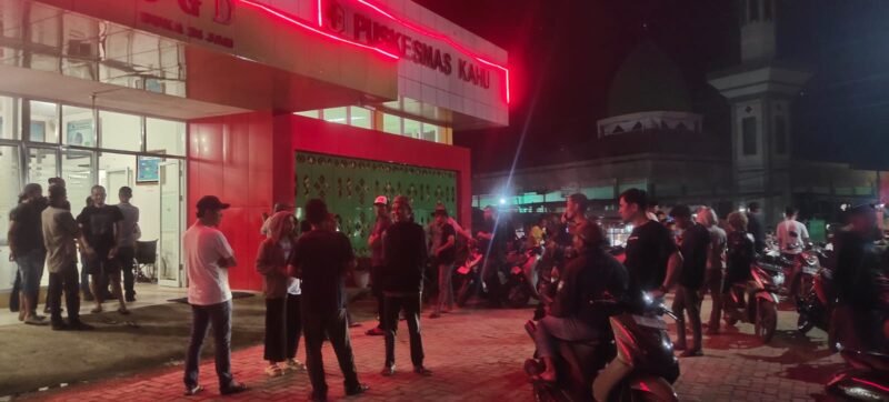Foto : Situasi di depan Puskesmas Kahu.Sabtu malam, 30//5/2026.
