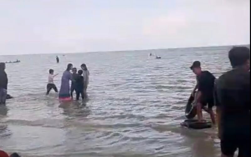 Foto : Suasana kepanikan pengunjung di lokasi kejadian.