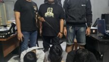 Tiga terduga pelaku penyerangan saat diamankan Tim Resmob Polres Bone.