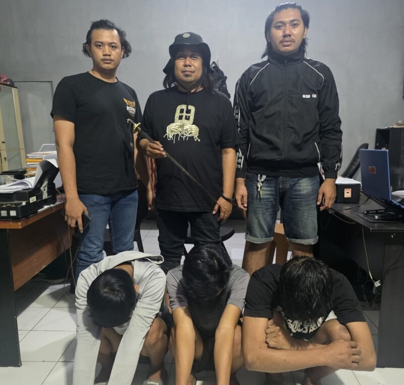 Tiga terduga pelaku penyerangan saat diamankan Tim Resmob Polres Bone.