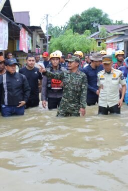 Terobos Genangan Air, Bupati Bone Pantau Evakuasi Korban Banjir