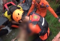 Petugas SAR saat mencoba memberikan pertolongan pertama pada korban.