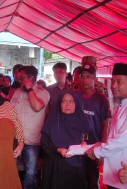 Dua Warga Meninggal Akibat Banjir Bone, Gubernur Sulsel Serahkan Tali Asih