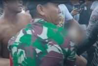 Korban saat dievakuasi warga.