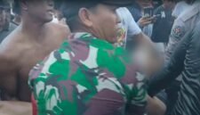Korban saat dievakuasi warga.