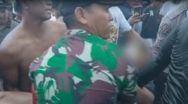 Korban saat dievakuasi warga.