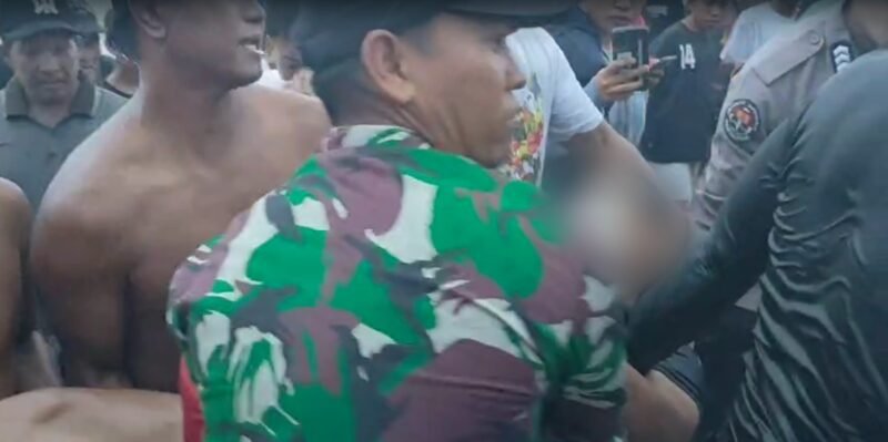 Korban saat dievakuasi warga.