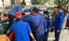 Anak Balita Terkunci di Mobil, Damkar Bone Sigap Evakuasi
