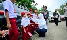 Fatmawati Rusdi Serahkan TPS 3R dan Bibit Produktif untuk Warga Desa Atue Luwu Timur