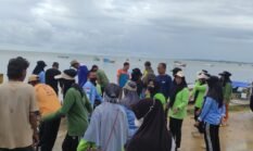 Camat Pimpin Kerja Bakti Bersihkan Pesisir Kampung Bajo
