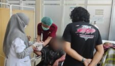 Terduga pelaku saat mendapatkan perawatan medis di RSUD Bone, Rabu, 24/6/2026.