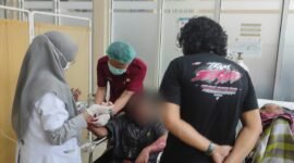 Terduga pelaku saat mendapatkan perawatan medis di RSUD Bone, Rabu, 24/6/2026.