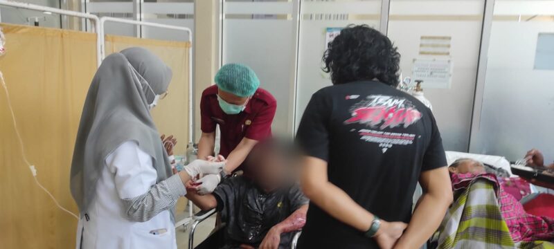 Terduga pelaku saat mendapatkan perawatan medis di RSUD Bone, Rabu, 24/6/2026.