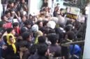 Ratusan Mahasiswa saat terliat saling dorong dengan Petugas Keamanan di Gerbang DPRD Bone, Rabu 17 Juni 2026.
