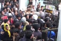 Ratusan Mahasiswa saat terliat saling dorong dengan Petugas Keamanan di Gerbang DPRD Bone, Rabu 17 Juni 2026.