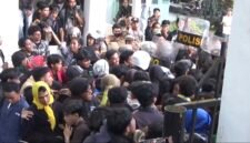 Ratusan Mahasiswa saat terliat saling dorong dengan Petugas Keamanan di Gerbang DPRD Bone, Rabu 17 Juni 2026.