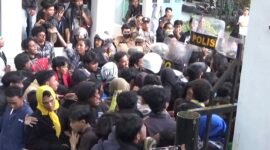 Ratusan Mahasiswa saat terliat saling dorong dengan Petugas Keamanan di Gerbang DPRD Bone, Rabu 17 Juni 2026.