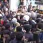 Ratusan Mahasiswa saat terliat saling dorong dengan Petugas Keamanan di Gerbang DPRD Bone, Rabu 17 Juni 2026.