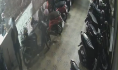 Wajah Pelaku Jelas Terekam CCTV, 3 Helm Dicuri di Parkiran Ruko Hos Cokroaminoto