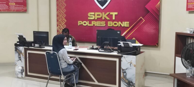 Korban saat melaporkan dugaan penganiayaan oleh Ketua DPRD Bone, Rabu malam, 22/7/2026.