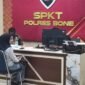Korban saat melaporkan dugaan penganiayaan oleh Ketua DPRD Bone, Rabu malam, 22/7/2026.