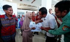 Bandara Bua Bakal Diperpanjang, Gubernur Sulsel Serahkan Ganti Rugi ke 50 Pemilik Lahan