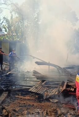 Rumah Panggung di Jalan Serigala Bone Ludes Terbakar, Satu Rumah Tetangga Ikut Terdampak