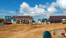 Proyek pembangunan sekolah rakyat di Dusun Rompe Kelurahan Bajoe Kecamatan Tanete Riattang Timur Kabupaten Bone.