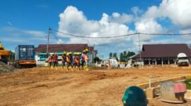 Proyek pembangunan sekolah rakyat di Dusun Rompe Kelurahan Bajoe Kecamatan Tanete Riattang Timur Kabupaten Bone.