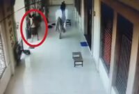 Foto : Tangkapan layar rekaman CCTV sesaat setelah pelaku menganiaya korban.