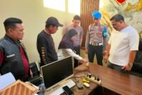 Foto : Ipda MA saat menjalani pemeriksaan urine oleh sat narkoba polres bone.